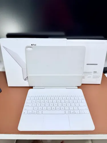 iPad Air 13 Magic Keyboard White