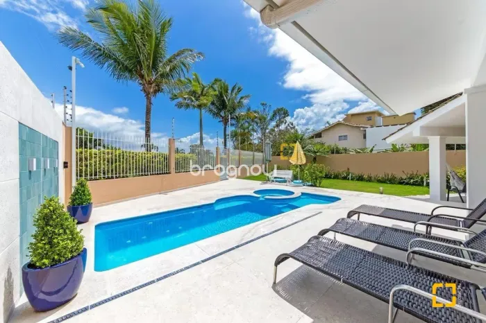 Casa com 495m², 4 dormitórios, 2 suítes, na Daniela em Florianópolis