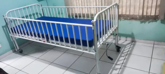 Cama Hospitalar Manual com Colchão - Ótimo Estado - Idoso/Home Care