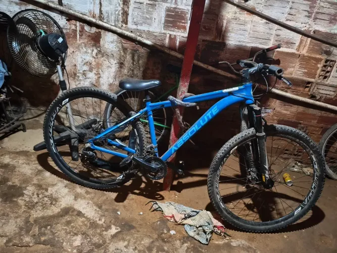 VENDO ABSOLUTE NERO 4 COM DEFEITO APENAS NO CÂIMBRO