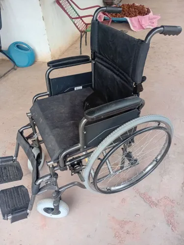 Vendo cadeira de rodas meu zap *68 a cadeira está em Mata Roma MA 