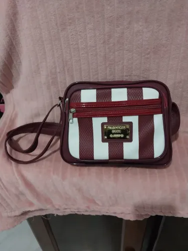 Vendo lindas bolsas por apenas 25,00 cada 