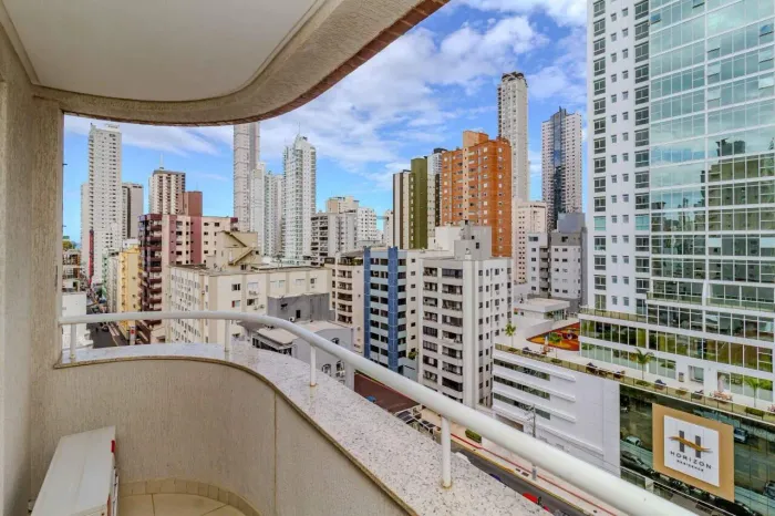 Apartamento a venda 1 Suíte + 2 Demi-suítes Rua Reta ao Mar Centro BC