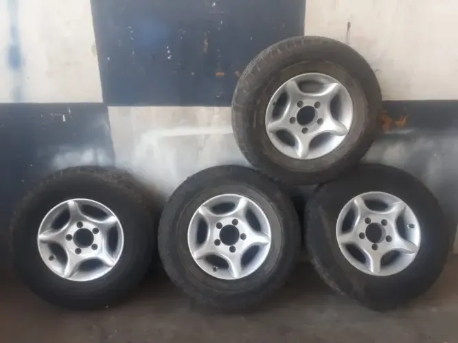 Jogo de Rodas 5 Furos furação 5x139,7mm, com Pneus 235/75 R15 Aderenza -Caminhonetes