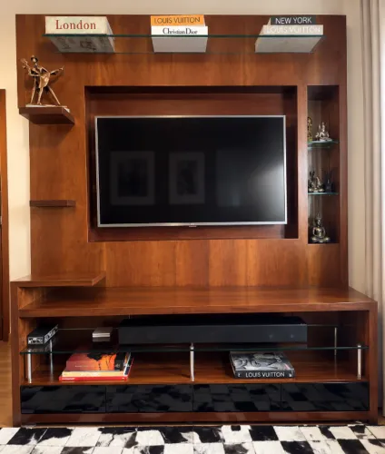 Painel com rack semi novo madeira embuia sem avarias ! Para TV?s até 50 polegadas