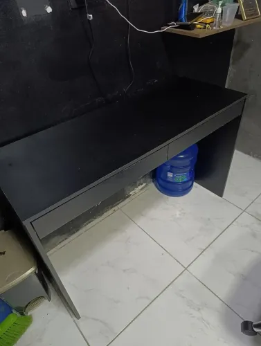 Mesa de Escritório / Escrivaninha Preta com 2 Gavetas Amplas (Usada)
