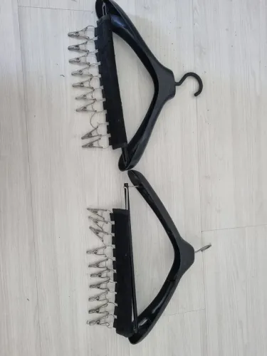 Cabide preto com suporte de prendedores