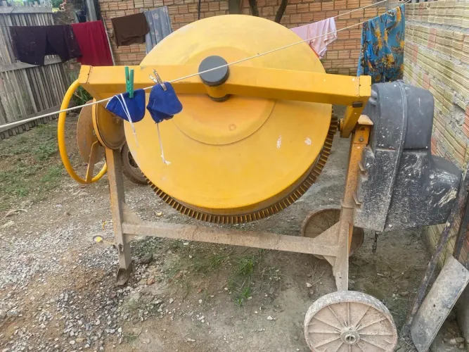 Vende se betoneira