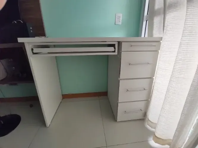 Mesa de escritório branca em ótimas condições