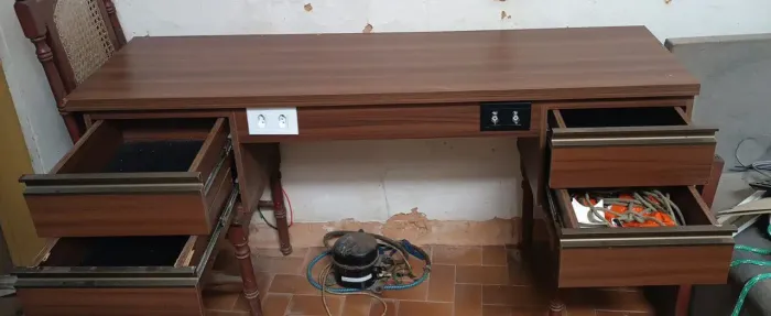 Mesa pra estud1,48 cm de comprimento por 40 cm de largura com duas tomadas de 2 e 4 gaveta