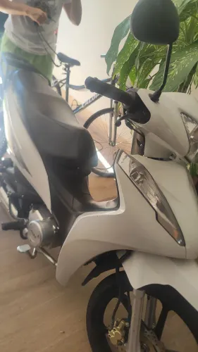 Moto conserva em excelente estado roda de liga leve baixo consumo de combustível