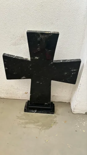 Cruz em granito Preto