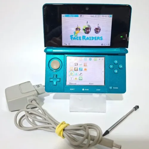 Nintendo 3DS azul com carregador