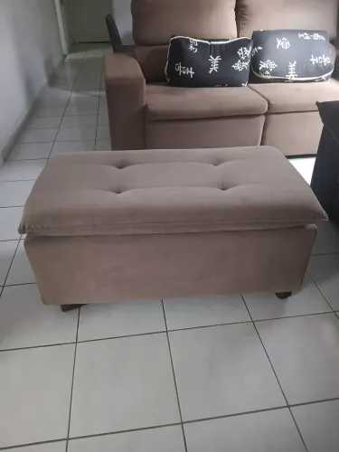 Puf impecável com rodinhas