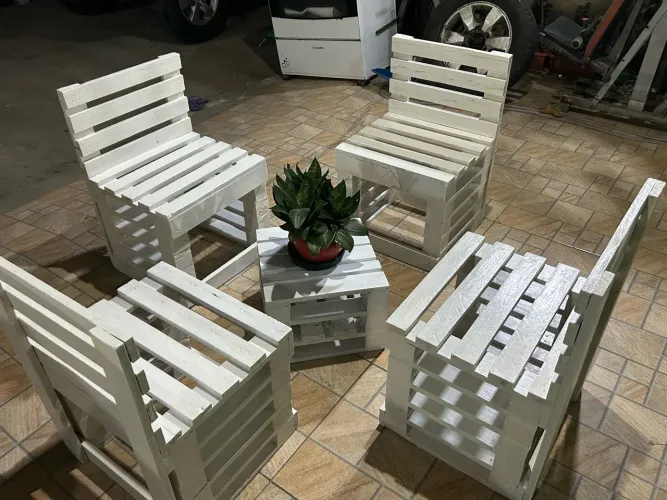 Conjunto de cadeiras com mesinha de madeira