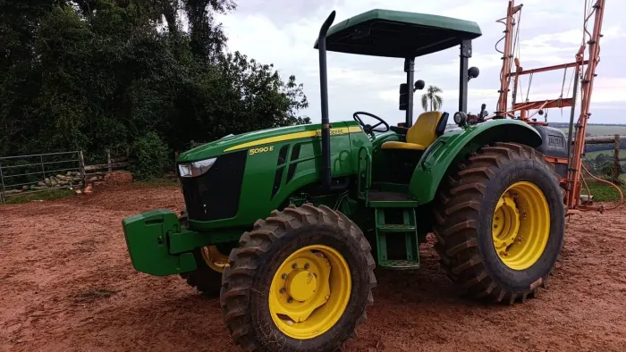 Vendo John Deere 5090E Semi Novo