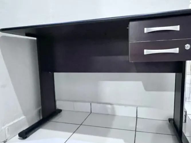 Escrivaninha / Mesa com gavetas