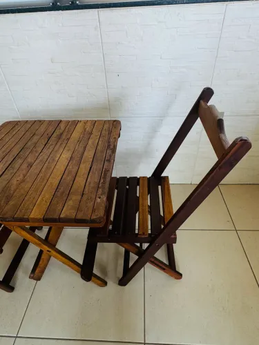 Conjunto de mesa e cadeiras dobráveis 