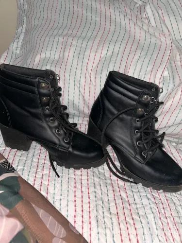 Vendo bota cano curto numeração 36