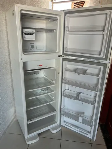 Vendo geladeira BRASTEMP EM ÓTIMO ESTADO E GELANDO TOP