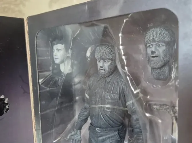 Boneco Articulado Wolfman Neca Coleção Universal Monsters Preto e Branco