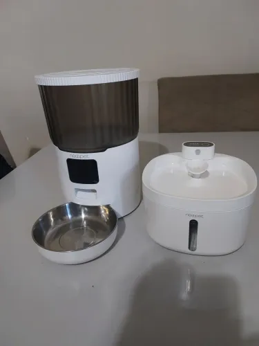 Comedouro e bebedouro automático