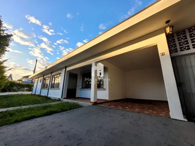 Casa térrea com 4 dormitórios disponível para locação por R$3.500,00, 146m² - Guabirotuba