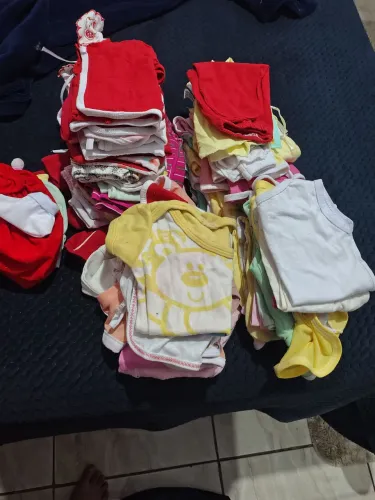 Lote de roupinhas de bebê menina pra levar logo .