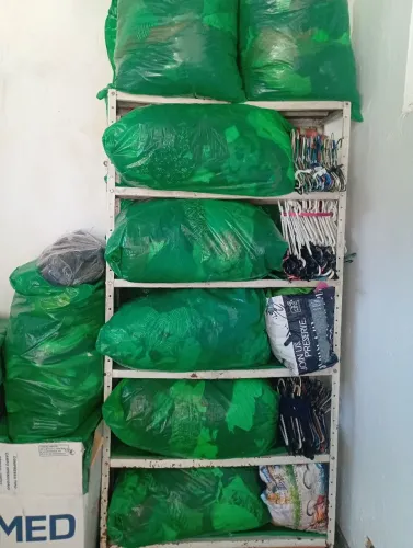 Saco de roupas lindas em condições de uso