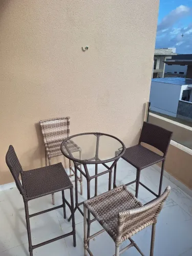 Vende-se conjunto mesa e cadeiras