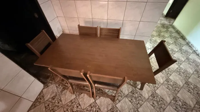 Mesa de madeira muito nova