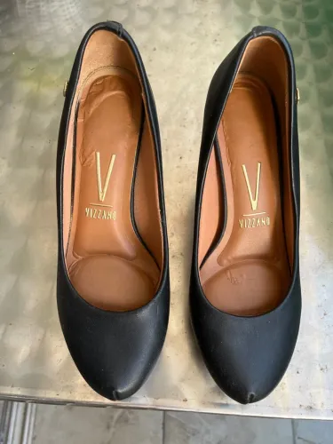 Scarpin salto alto meia pata, elegante, preto.