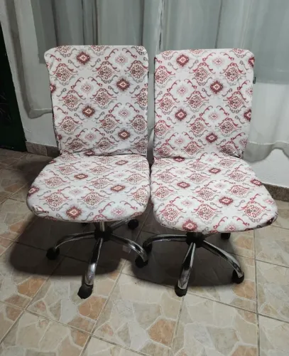 Duas cadeiras de escritório 