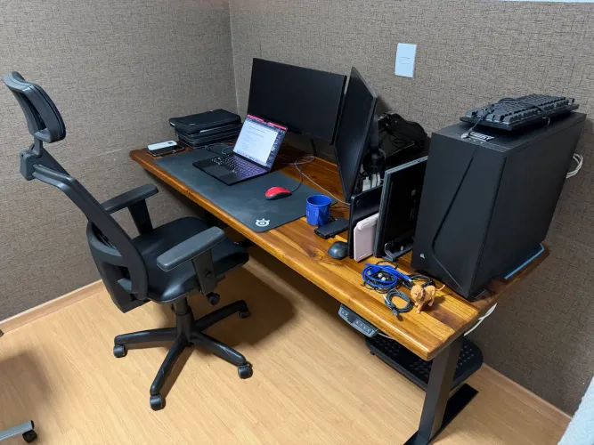 Mesa de escritório com regulagem de altura elétrica e tampo em teka
