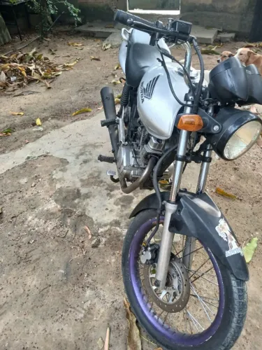 Vendo esta moto, está conforme as fotos... sem queima velas