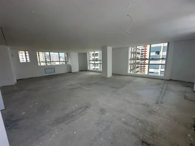 Locação no Centro de Florianópolis! Sala comercial com vista Mar e 3 vagas de garagem.