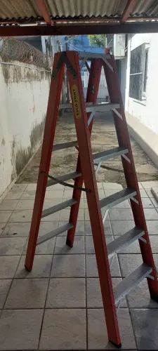 Escada tesoura fibra de vidro ESCAFORT 6 degraus