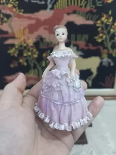 Estatueta de Dama Vitoriana em Tons Lilás / Miniatura Romântica Vintage