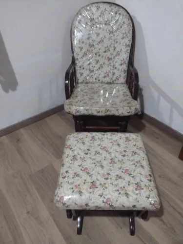 Cadeira de balanço com descanso para os pés