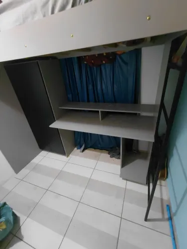 Cama suspensa com escrivaninha e guarda roupa