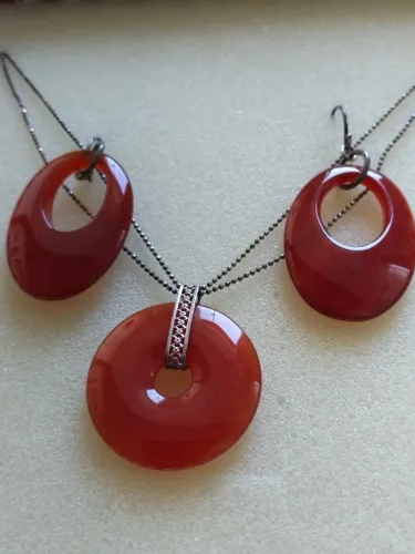 Conjunto colar e pingente finos estilosos em resina especial