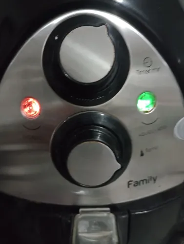Fritadeira Airfryer mundial ,defeito , só no puxador, parafuso.