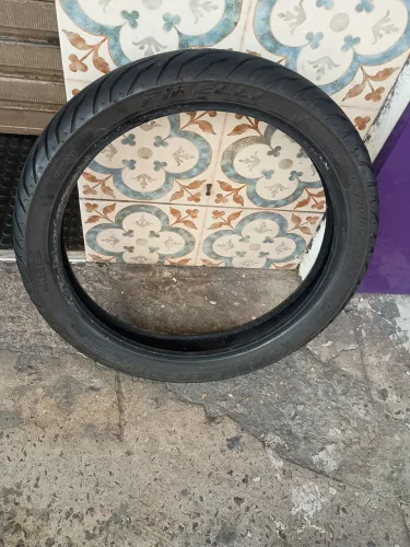 Pneu traseiro Pirelli
