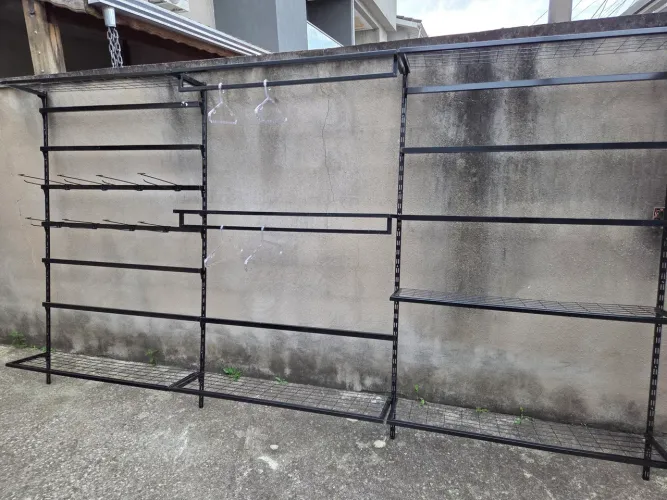 Expositor/prateleira modular em aço na cor preta