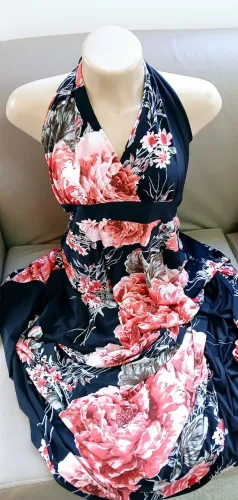 Vestido preto florido vermelho