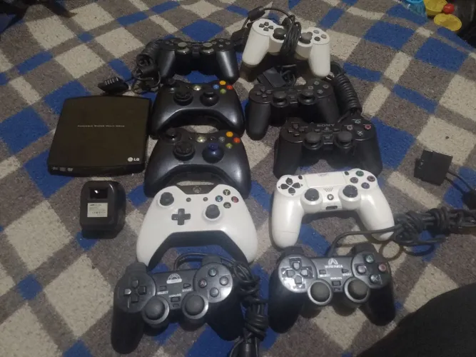 Vendo controles para conserto ou para utilização de peças !!!