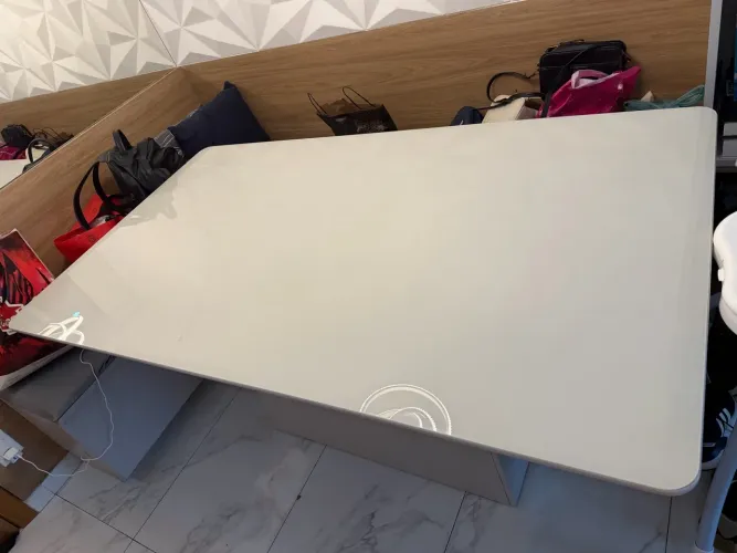 Mesa em bom estado com apenas um detalhe no vidro.