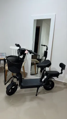 Moto elétrica preta 