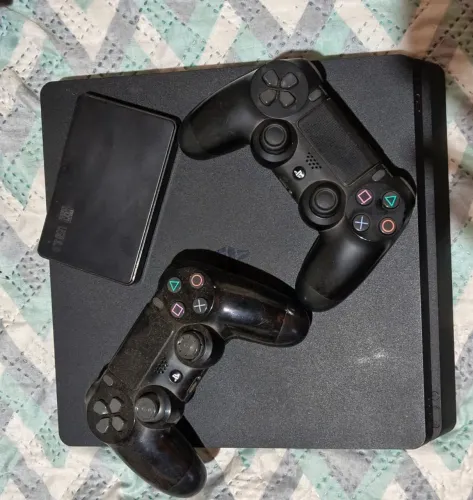 Playstation 4 slim 1Tb + jogos e 2 controle original.