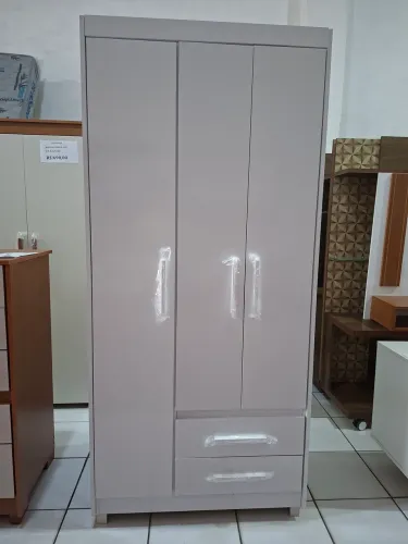 Vendo Roupeiro 3 portas 2 gavetas um ótimo espaço para organizar suas roupas.